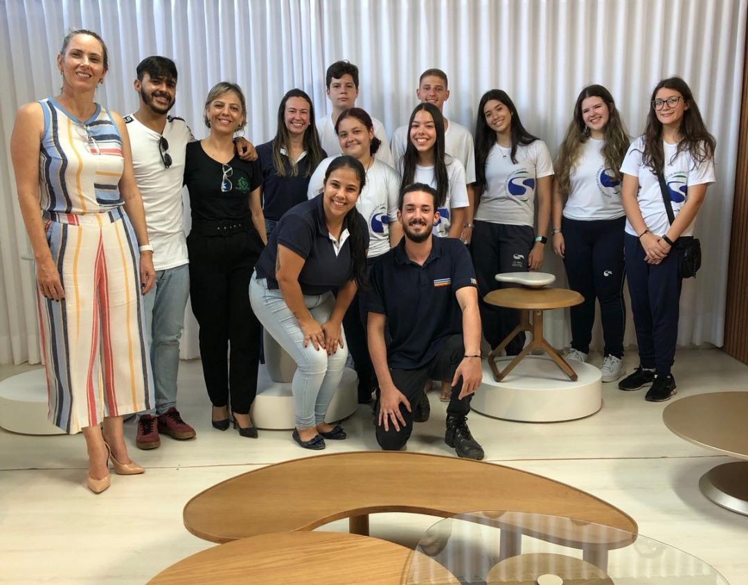 Visita da 2ª série do Ensino Médio a fábrica de móveis Corbelli, em Ubá.